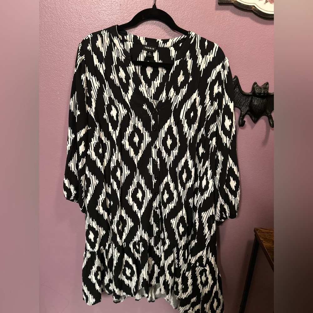 Torrid Black and White Geometric Long Sleeve Dress